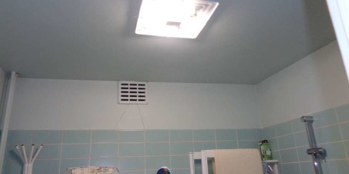 Infiltration d’eau dans le plafond de la salle de bain (app. 2eE) - Recherche de fuite sur l'évacuation.